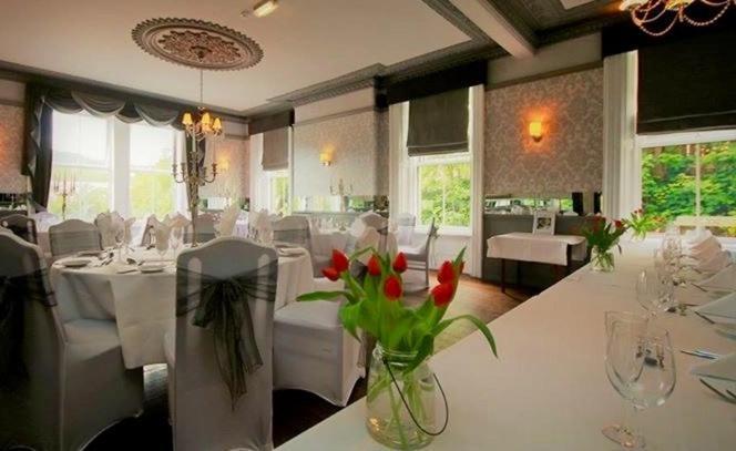 Coquetvale Hotel Ротбъри Екстериор снимка